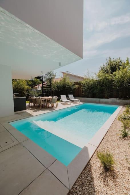 Cordouan Avec Piscine En Bord De
